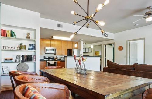North Loop Apartment | Stylish 4BR with Smart TV and Free Garage Parking