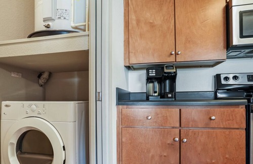 North Loop Apartment | Stylish 4BR with Smart TV and Free Garage Parking