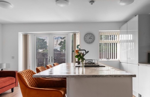 Cheadle House | Stylish 5-Bed Home with Driveway and Garden