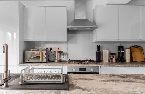 Cheadle House | Stylish 5-Bed Home with Driveway and Garden
