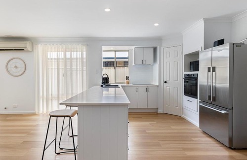 Geographe House | Stylish 5-Bedroom Home Geographe