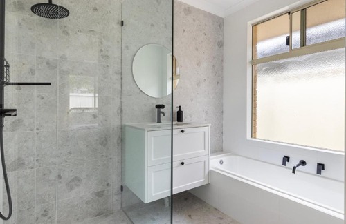 Geographe House | Stylish 5-Bedroom Home Geographe