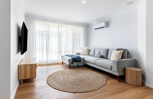 Geographe House | Stylish 5-Bedroom Home Geographe