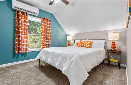Westside Norwich House | Stylish, 5 Queen Beds, 21mi To Mohegan