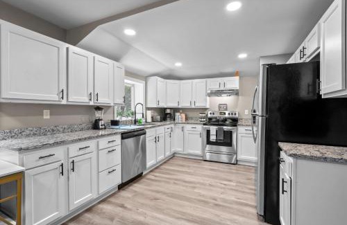 Westside Norwich House | Stylish, 5 Queen Beds, 21mi To Mohegan