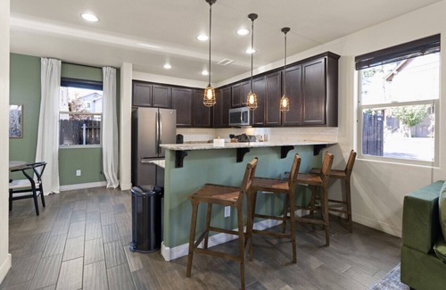 Flagstaff House | *Stylish*A/C* Swings*Fully Fenced Yard*