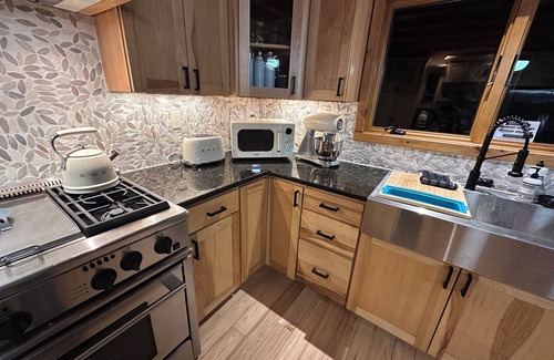 Montague Cabin | Stylish Adult Log Cabin Retreat with pool, generator, multiple fireplaces