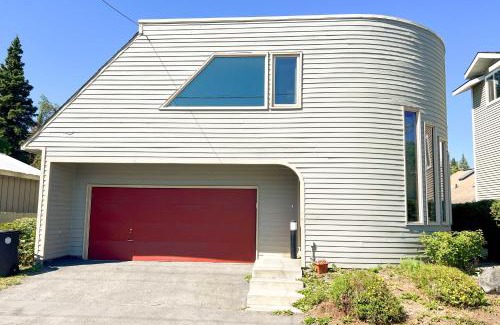 South Addition House | Stylish Anchorage Townhome about 1 Mi to Downtown