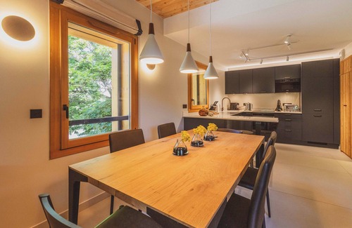 Saint-Chaffrey Apartment | Stylish and beautifully maintained three-bedroom apartment in Chantemerle.