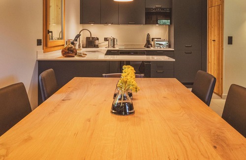Saint-Chaffrey Apartment | Stylish and beautifully maintained three-bedroom apartment in Chantemerle.