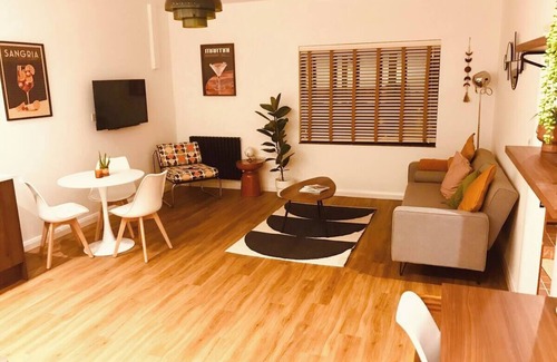Sherborne Apartment | Stylish and Comfortable Retro Annexe - 1km from the heart of Sherborne