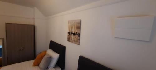 Stonnall Apartment | Stylish and homey 3 bedroom house with free parking & Wi-Fi