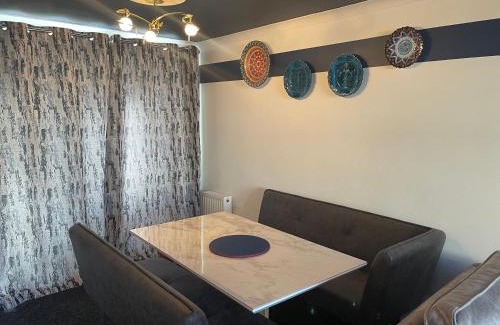 Handsworth House | Stylish and Large 3 bed house, private parking on premise, with conservatory close to KFC, McDonalds, ALDI and ASDA