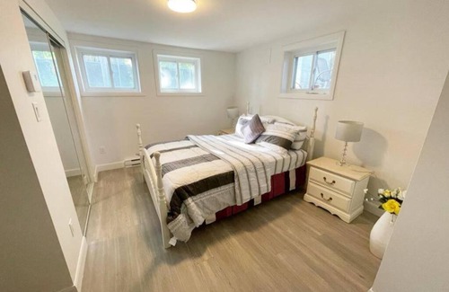 Saint-Hubert House | Stylish and luxurious apartment basement unit