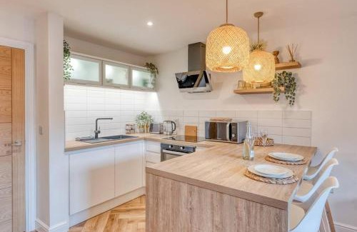 Pontrilas Apartment | Stylish and modern city centre apartment with easy parking