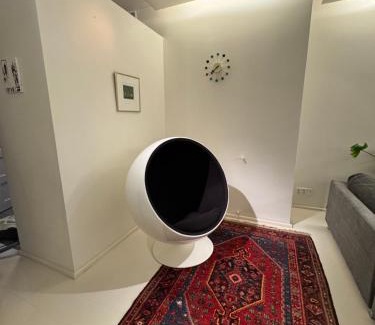 Kallio Apartment | Stylish and spacious 85m2 Hakaniemi Apartment with Market Hall View Next to Metro
