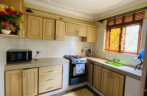 Jinja House | Stylish and spacious apartment less than 10 minutes walk from town center.