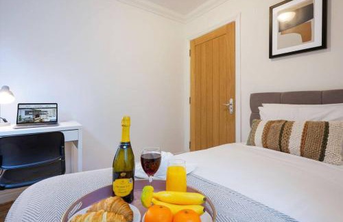 Northampton Apartment | Stylish Apartment - Central Location - Free Parking, Self-Check-In, Fast Wifi and Smart TV by Yoko Property
