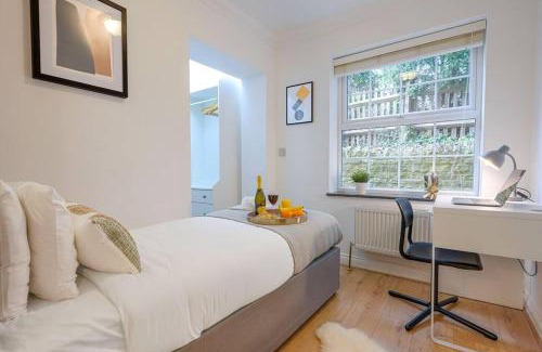 Northampton Apartment | Stylish Apartment - Central Location - Free Parking, Self-Check-In, Fast Wifi and Smart TV by Yoko Property