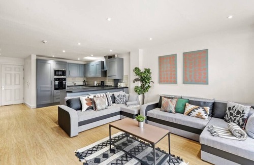 Staple Hill Apartment | Stylish Apartment - Sleeps 8