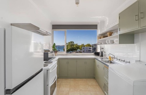 Sandy Bay Apartment | Stylish Apartment w/Bay Views