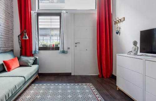 La Font de la Guatlla Apartment | Stylish Apartment with Terrace for Couple or Family