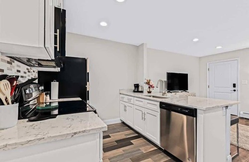 Royal Oak Apartment | Stylish Apt in Royal Oak | 1BA | 1BD