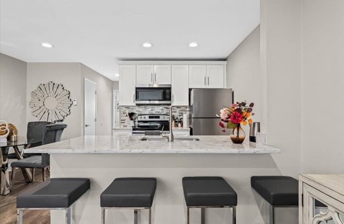 Royal Oak Apartment | Stylish Apt in Royal Oak | 1BA | 1BD