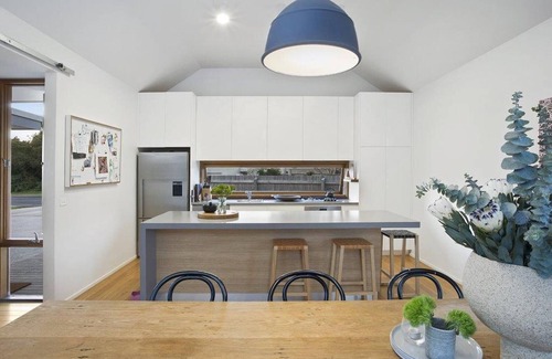 Barwon Heads House | Stylish architectural and pet-friendly home by the river