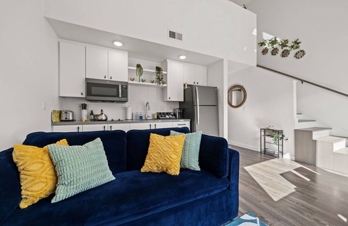 East Cesar Chavez Apartment | Stylish ATX Loft | Queen & Sofa Bed | Mins to DT