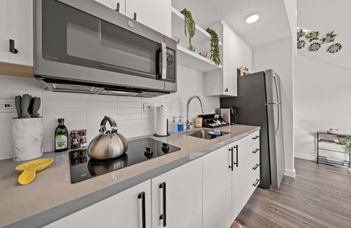 East Cesar Chavez Apartment | Stylish ATX Loft | Queen & Sofa Bed | Mins to DT