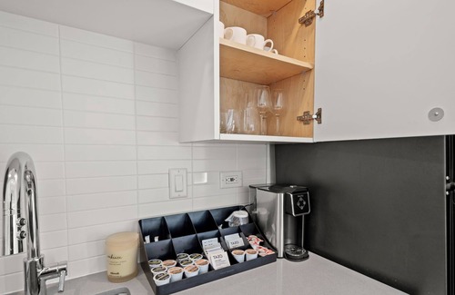 East Cesar Chavez Apartment | Stylish ATX Loft | Queen & Sofa Bed | Mins to DT