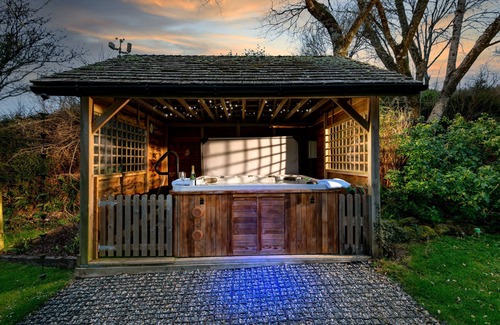 Widegates Cottage | Stylish Barn Conversion, Hot Tub & EV charger - An ideal family and friends get away