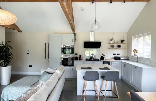 Wellingborough House | Stylish Barn Retreat in Rural Farm Location