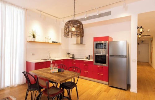 Tel Aviv City Center Apartment | Stylish Beach Getaway Steps from Carmel Market!