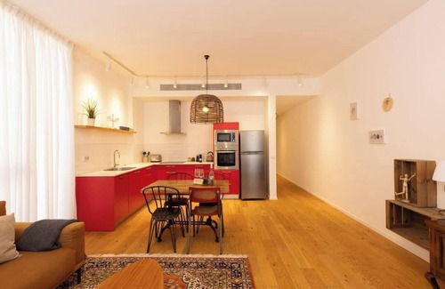 Tel Aviv City Center Apartment | Stylish Beach Getaway Steps from Carmel Market!