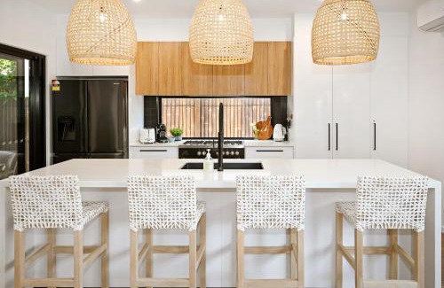Bokarina House | Stylish, Beachside 4 b/r Dream Home - 8 guests ZD7