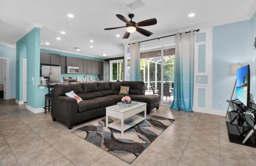 North Port House | Stylish & Bright Mins to Downtown Pool Parking