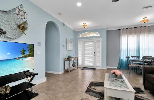 North Port House | Stylish & Bright Mins to Downtown Pool Parking