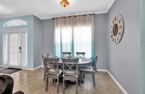 North Port House | Stylish & Bright Mins to Downtown Pool Parking