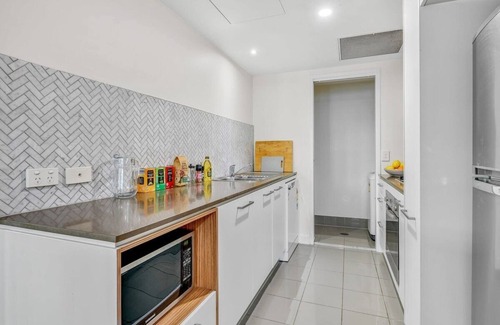 Brisbane Central Business District Apartment | Stylish Brisbane CBD Apmnt with Pool Study & Gym