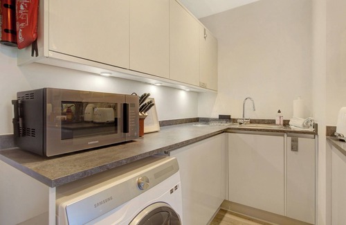 Rushmoor District Apartment | Stylish, business traveller friendly by Exhibition Centre free parking & Netflix