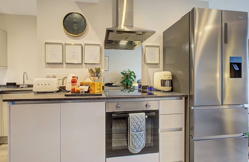 Rushmoor District Apartment | Stylish, business traveller friendly by Exhibition Centre free parking & Netflix