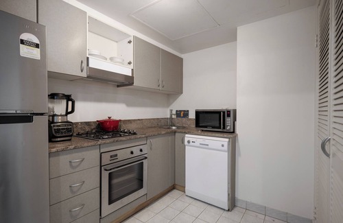 Surry Hills Apartment | Stylish CBD Surry Hills Apt w/Pool, Gym & 2 Monitor Ergonomic Chair Workstation