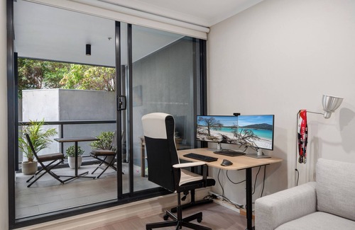 Surry Hills Apartment | Stylish CBD Surry Hills Apt w/Pool, Gym & 2 Monitor Ergonomic Chair Workstation