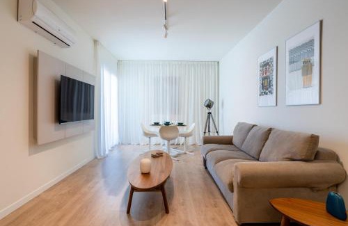City Centre Apartment | Stylish Central Apartment City Views Prime Location Parking
