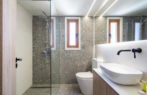 City Centre Apartment | Stylish Central Apartment City Views Prime Location Parking