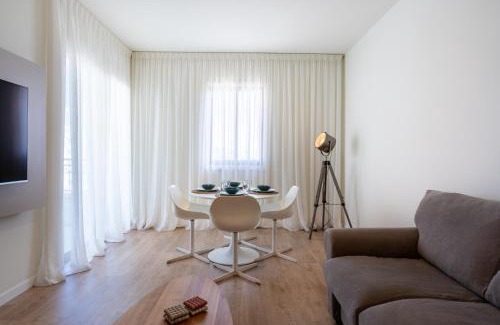City Centre Apartment | Stylish Central Apartment City Views Prime Location Parking