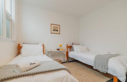 Christchurch City Centre House | Stylish Central Cottage - Modern Heating & Parking