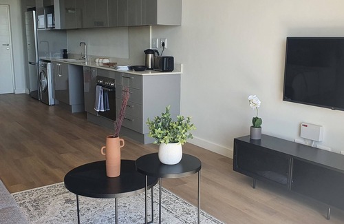 Claremont Apartment | Stylish centrally located luxury apartment
